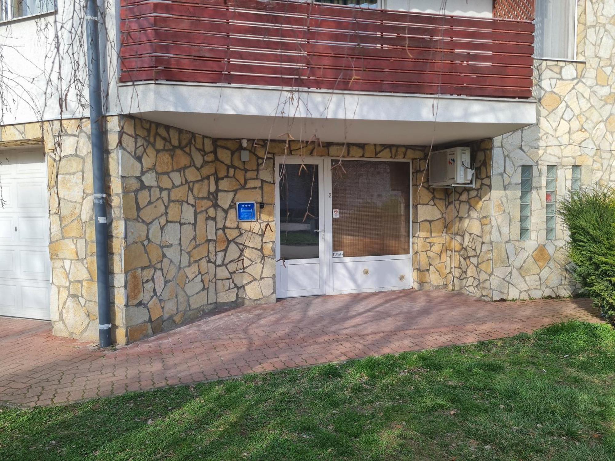 Csever Apartman Tata Bagian luar foto